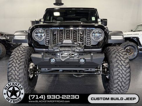Used 2025 Jeep Wrangler Unlimited Rubicon w/ Convenience Group AWD/4WD image 4