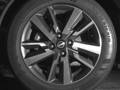 Used 2025 Nissan Versa SV image 12