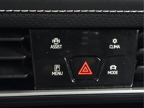 Used 2024 Volkswagen Atlas Cross Sport SE image 17