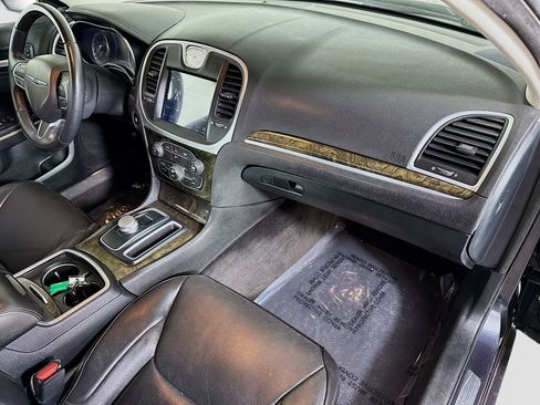 Used 2018 Chrysler 300 Limited image 30