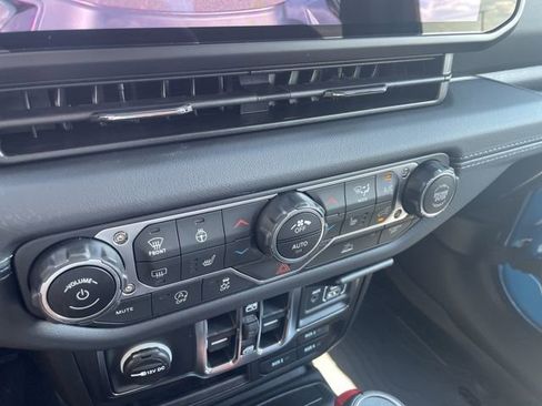 New 2025 Jeep Gladiator Sport image 19