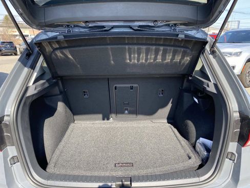 Used 2024 Volkswagen Taos SE image 5