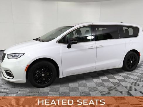 Used 2024 Chrysler Pacifica Touring-L FWD image 10