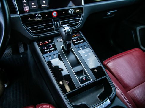 Certified 2023 Porsche Macan AWD/4WD image 19