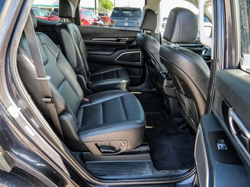 Used 2025 Kia Telluride S FWD image 19