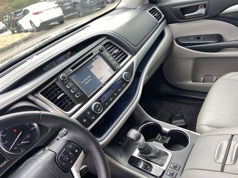 Used 2015 Toyota Highlander XLE image 26