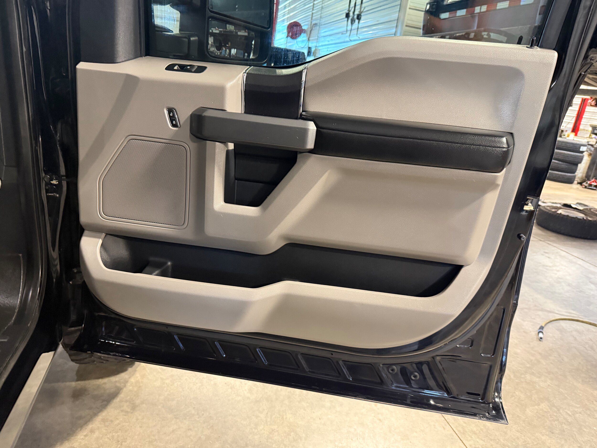 Used 2017 Ford F150 XLT AWD/4WD image 7