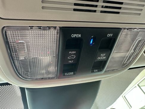 Used 2025 Honda Odyssey Elite image 40