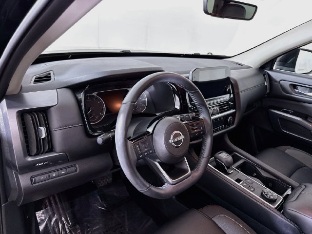 Used 2025 Nissan Pathfinder SL AWD/4WD image 9