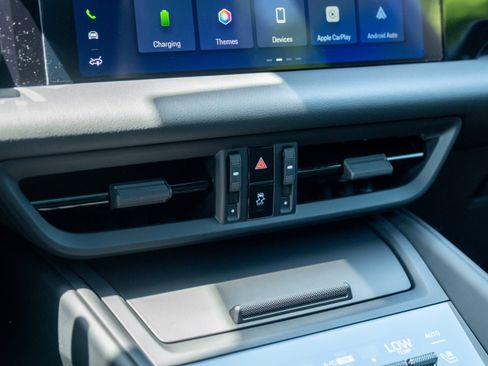 Used 2025 Porsche Macan Electric image 19