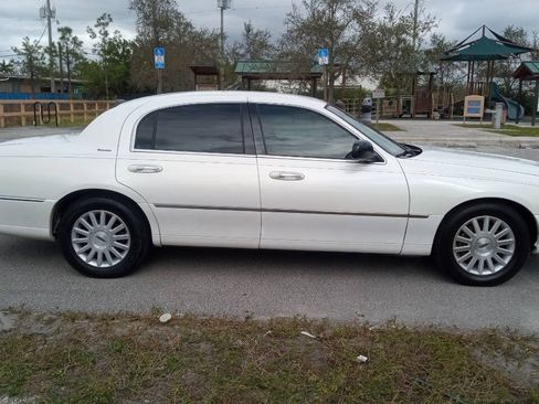 Used 2003 Lincoln Town Car Executive RWD image 5