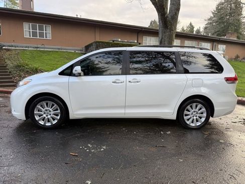Used 2014 Toyota Sienna Limited image 8
