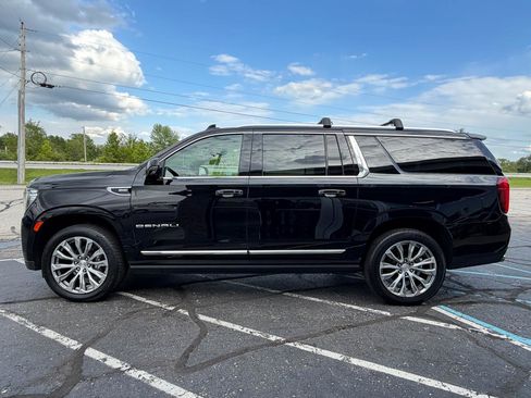 Used 2021 GMC Yukon XL Denali w/ Denali Premium Package AWD/4WD image 2