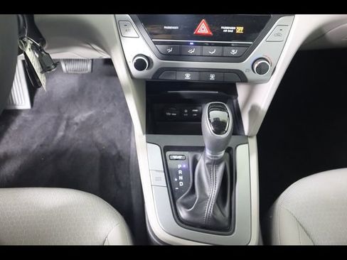 Used 2017 Hyundai Elantra SE image 27