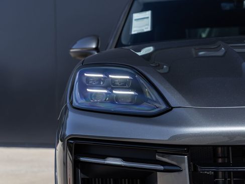 Certified 2026 Porsche Cayenne Coupe image 19