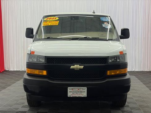Used 2021 Chevrolet Express 3500 w/ Driver Convenience Package RWD image 3