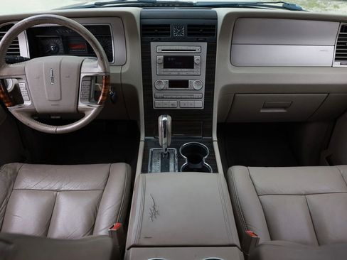 Used 2007 Lincoln Navigator Luxury Sport Utility 4D image 21