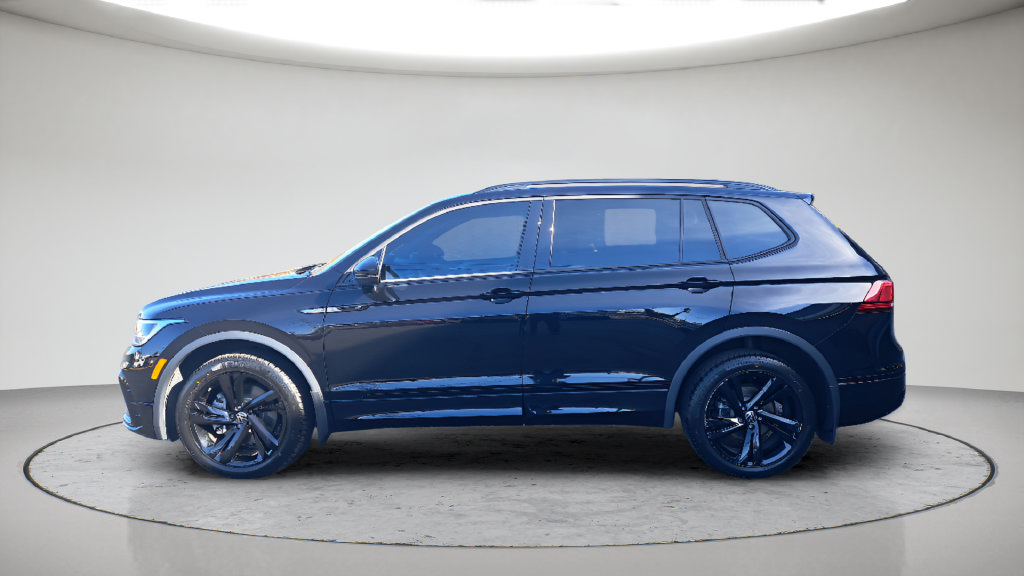 Used 2023 Volkswagen Tiguan SE R-Line AWD/4WD image 2
