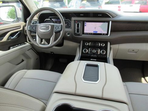 Used 2021 GMC Yukon XL Denali w/ Denali Premium Package RWD image 13