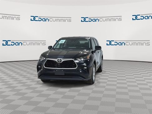 Used 2024 Toyota Highlander LE image 3