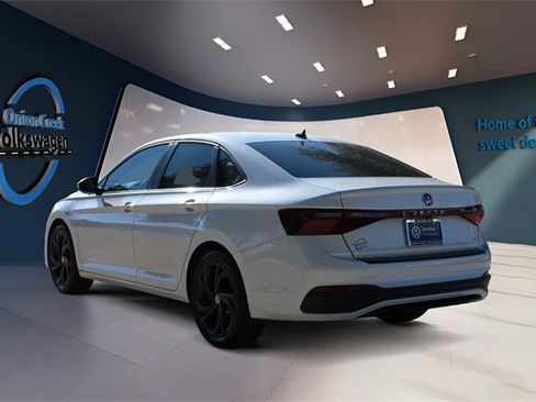 Certified 2025 Volkswagen Jetta SE image 7