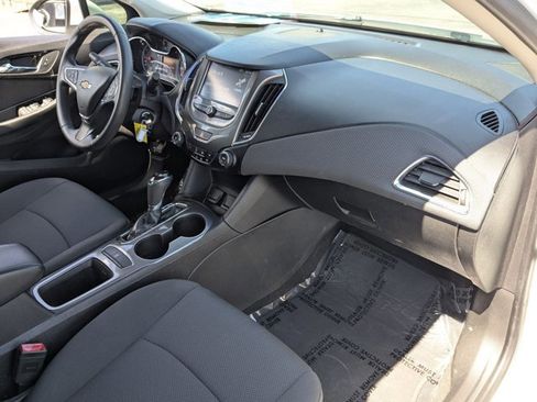 Used 2018 Chevrolet Cruze LT FWD image 19