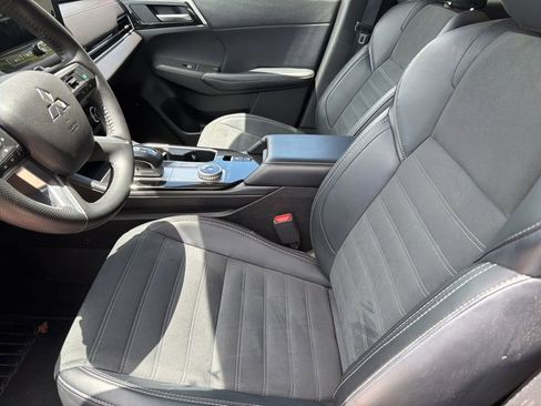 Used 2025 Mitsubishi Outlander SE FWD image 3