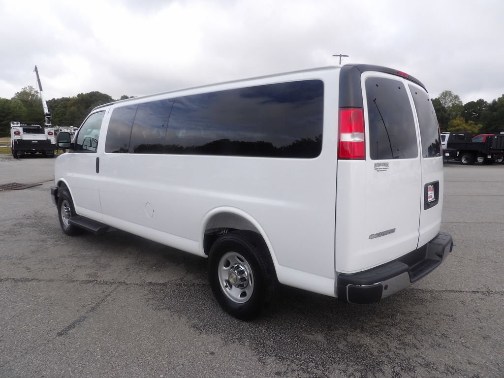 Used 2025 Chevrolet Express 3500 LT w/ LT Preferred Equipment Group RWD image 4