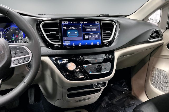 Used 2024 Chrysler Pacifica Touring-L FWD image 9