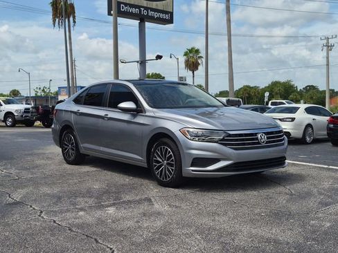 Used 2021 Volkswagen Jetta SE w/ SE Cold Weather Package FWD image 3