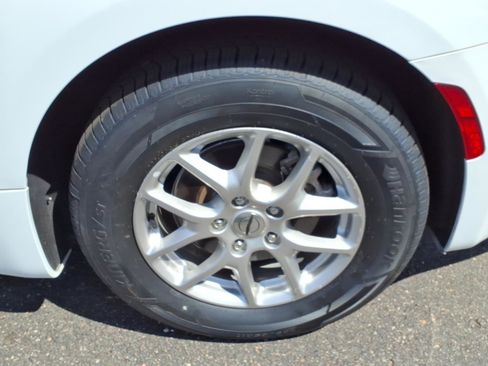 Used 2024 Chrysler Pacifica Touring-L FWD image 11