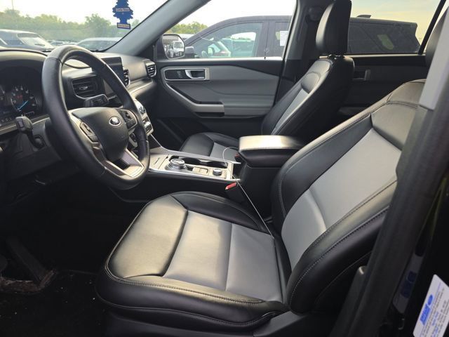 Used 2024 Ford Explorer XLT w/ Equipment Group 202A AWD/4WD image 8