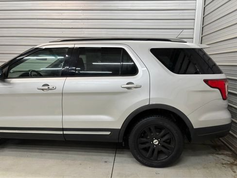 Used 2018 Ford Explorer XLT w/ Equipment Group 201A AWD/4WD image 5