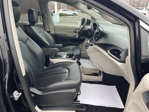 Used 2024 Chrysler Pacifica Touring-L FWD image 27