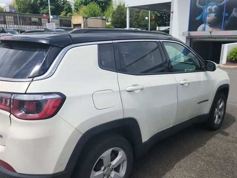 Used 2019 Jeep Compass Latitude w/ Popular Equipment Group AWD/4WD image 3