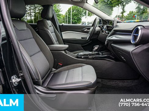 Used 2025 Chevrolet Trax LT w/ LT Convenience Package FWD image 23