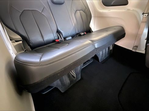Used 2017 Chrysler Pacifica Touring-L FWD image 23