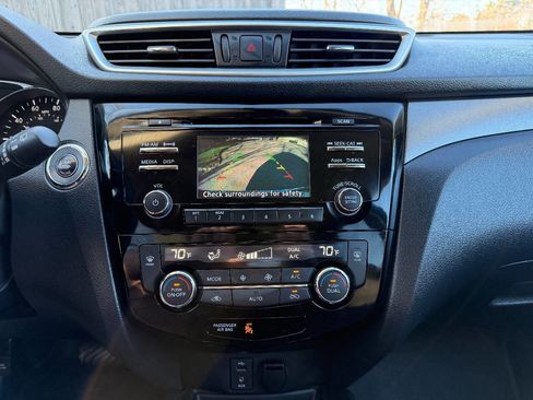 Used 2016 Nissan Rogue SV AWD/4WD image 14