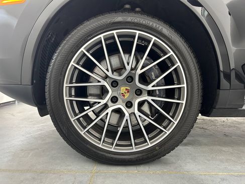 Certified 2021 Porsche Cayenne AWD/4WD image 11