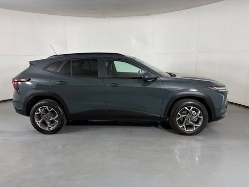 Used 2025 Chevrolet Trax LT FWD image 9