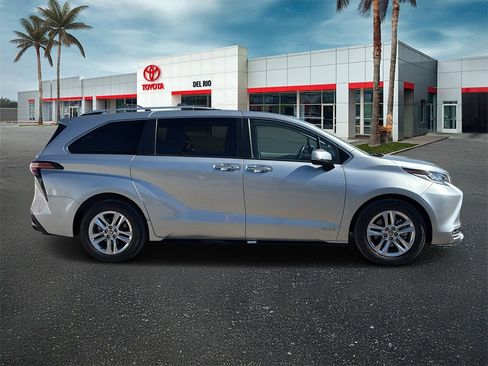 Used 2021 Toyota Sienna Limited image 2