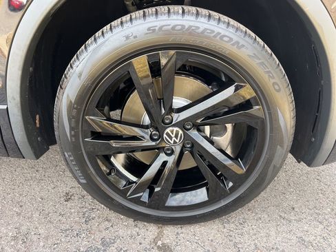 Used 2023 Volkswagen Tiguan SE R-Line image 7