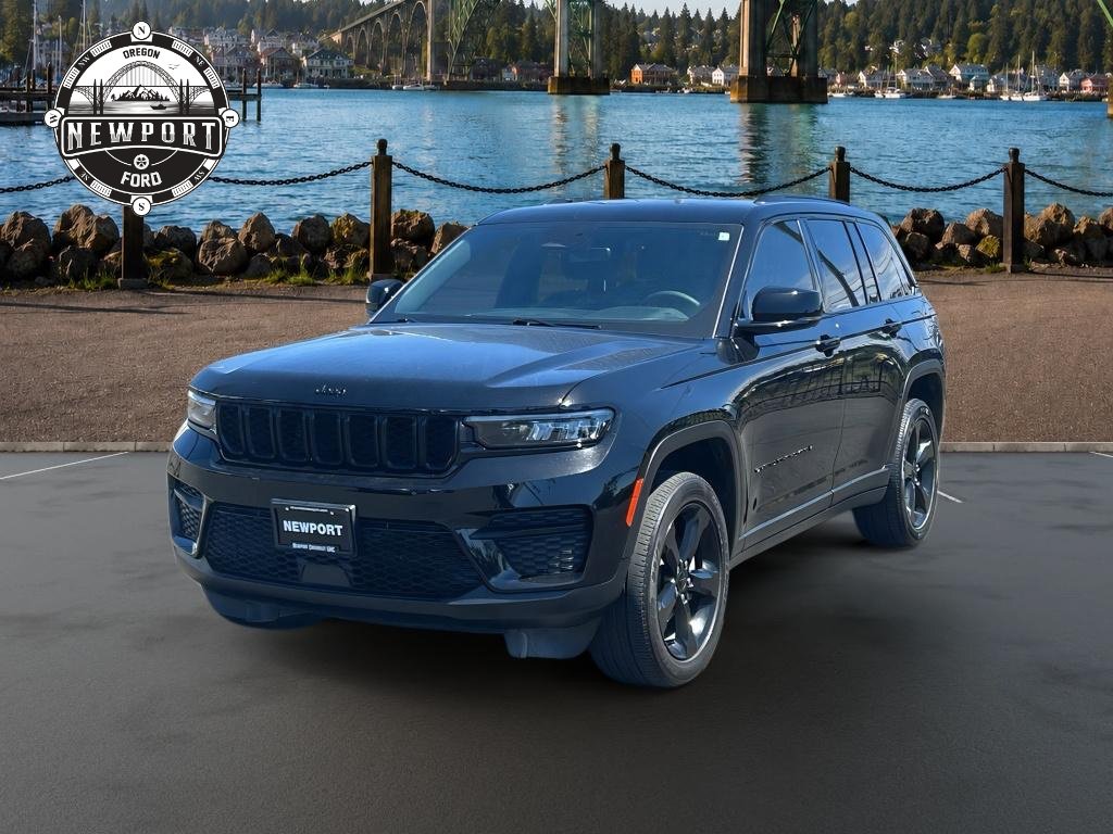 Used 2023 Jeep Grand Cherokee Altitude AWD/4WD image 4