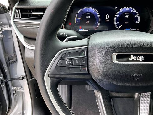 Used 2024 Jeep Grand Cherokee Laredo AWD/4WD image 11