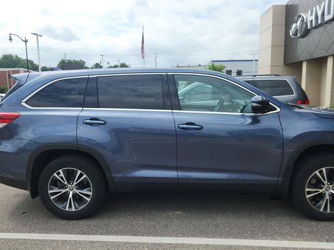 Used 2019 Toyota Highlander Plus AWD/4WD image 3