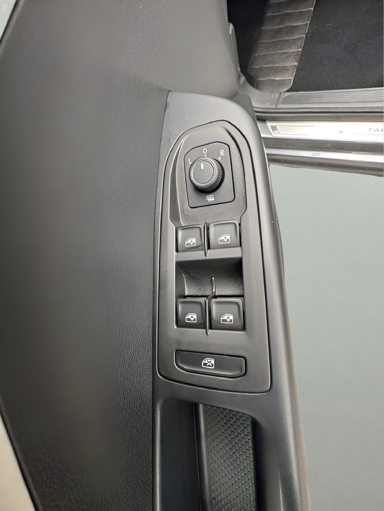 Used 2025 Volkswagen Taos SE AWD/4WD image 12