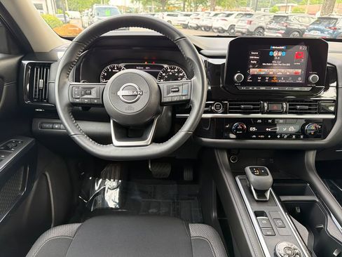 Used 2024 Nissan Pathfinder SV AWD/4WD image 2