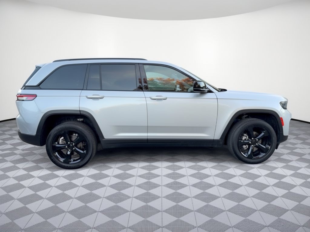 Used 2024 Jeep Grand Cherokee Altitude AWD/4WD image 8