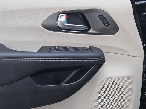 Used 2023 Chrysler Pacifica Touring-L FWD image 18
