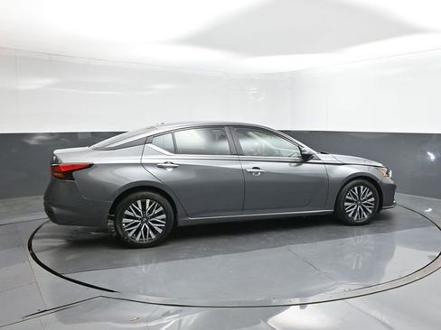 Used 2025 Nissan Altima 2.5 SV image 11